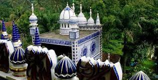 Masjid tiban berada dalam komplek pondok pesantren biharu bahri'asali fadlaailir rahmah di kawasan turen, kabupaten malang, jawa timur. Keindahan Arsitektur Wisata Populer Masjid Lawang Sewu Turen Malang