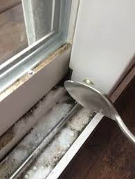 Comment Nettoyer Les Rails De Fenetre Comme Un Pro En 5 Min Chrono Trucs Et Astuces Maison Nettoyants Diy Comment Nettoyer