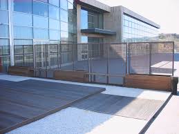 Pannello divisorio con diverse forme e disegni, colore a scelta ideale per interno o esterno, effetto privacy, vedo non vedo, oggetto di design, arredamento per interni, misura personalizzabile. Fioriere In Ferro Ossidato Con Pannello Divisorio E Seduta Fferrarini Rsm