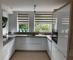 wit hoogglans keuken gecombineerd met warme houten stollen witte hoogglans keuken keukens keuken
