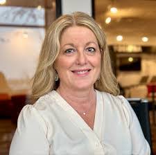 Pam Hollis's Instagram, Twitter & Facebook