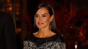 La Reina Letizia vuelve a confiar en uno de sus vestidos más mágicos de Valera para brillar en su cita con el periodismo