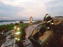Cara mengisi khodam kedalam batu akik dengan bacaan al fatihah sebuah akik asma'an dan isian, kekuatan gaibnya itu menyatu. Kereta Api Bawa 41 Gerabak Kosong Tergelincir