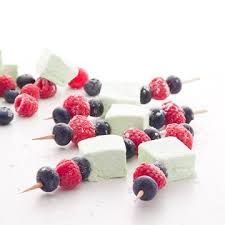 Brochettes De Guimauves Et De Fruits Rouges Recette Chocolat Et Caetera Buffet Dessert Recette Chocolat Buffet Sucre