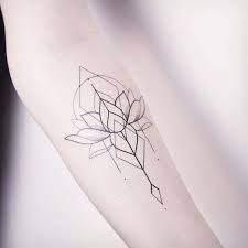 To buddhists, the lotus represents the purity of enlightenment after the long toil of earthly existence because the pure, white. Tatouage Fleur De Lotus 50 Idees Et Photos Sublimes