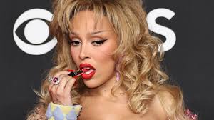 No, Doja Cat Didn't Actually Eat Lipstick at the VMAs