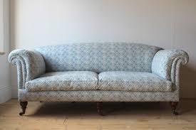Vintage trekk med antikk skinn utseende på stamme og beige tøystoff på sitt og ryggputer. Antique Howard Sofas The Uk S Largest Antiques Website