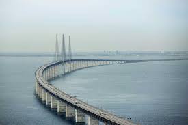 3 bron har sveriges längsta brospann med sina 1 210 meter. Oresundsbron