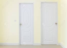 Fond Interieur Vide Chambre Mur Couleur Jaune Et Porte Blanche Banque D Images Et Photos Libres De Droits Image 85077729