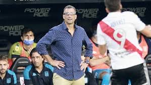 La insólita expulsión de pizzi ante arsenal por las quejas de otros. Racing Pizzi Hoy Duermo Tranquilo Marca Claro Argentina