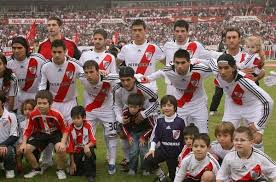 No se habla de otra cosa y muchos periódicos han dedicado sus portadas en argentina todos los periódicos dedican su tapa al descenso de un grande del fútbol argentino. Que Fue Del River Campeon 2008 Vavel Argentina