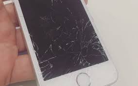 Iphone screen replacement at your location. Cracked Iphone 6s Screen Repair In Detroit Irepairmotown The Best