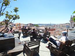 También incluye baño privado con ducha y artículos de aseo. Top 5 Trendy Rooftop Bars In Lisbon Erasmus Life Lisboa