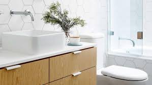 Dengan memakai jenis pintu ini, anda bisa membuat model kamar mandi yang lebih modern. 10 Trik Rahasia Ciptakan Kamar Mandi Hotel Di Rumah