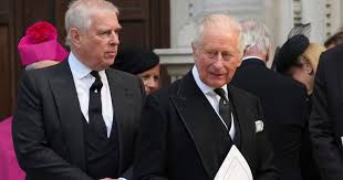 El rey Carlos III ofreció colaborar con la policía británica tras nuevas revelaciones que vuelven a vincular al príncipe Andrés con el caso Epstein. El escándalo vuelve a sacudir a la monarquía