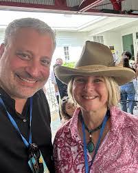 Diane Durrett's Instagram, Twitter & Facebook