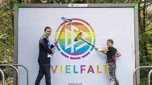 Die regenbogenflagge wird als symbol der homosexuellen bewegung genutzt. Zeichen Fur Vielfalt Regenbogenfahne Vor Dem Dfb Dfb Deutscher Fussball Bund E V