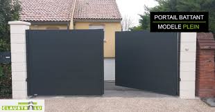 Le noir et les couleurs « terre » font une percée récente. Portail A Deux Battants Design Plein Droit En Aluminium