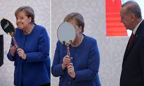 Erdoğan & merkel aşkı molamı verdi. Angela Merkel Poses With Gift From President Erdogan Daily Mail Online