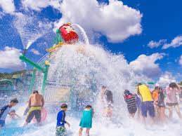 水上樂園與主題樂園（陸樂園）最明顯的差異，在於「季節性營運」：一般來說，全室外的水上樂園在氣溫超過攝氏 25 度時具備開放條件， 32 ─ 38 度時達到遊客高峰期，但當氣溫高於 38 度，遊客量則不增反降。對應台灣的季節，基本上即每年 6 月中到 8 月底這. æ°´ä¸Šæ¨‚åœ'monpuru Aichinow æ„›çŸ¥æ—…éŠå®˜æ–¹ç¶²ç«™