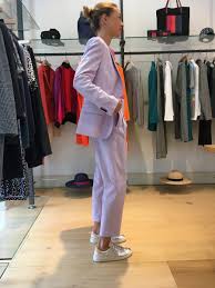 Livraisons et retours en magasin gratuits partout en france ! Tailleur Femme Lilas Pantalon Veste Costume Boutique Premiere Vetements Pour Femme Creation De Mode Saint Etienne
