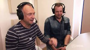 November 1964 in bottrop) ist ein deutscher fernsehmoderator, sportreporter und ehemaliger basketballspieler. Fifa 18 Kommentatoren Frank Buschmann Und Wolff Fuss Im Interview