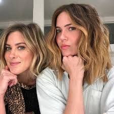 Mandy Moore Debuts Blonde Hair After Wrapping This Is Us Mandy Moore Hair How To Lighten Hair Hair Magazine