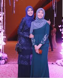 Beliau mula meraih kejayaan komersial menerusi single sulungnya, menahan rindu. Rotikaya Cantik Betul Ibu Wany Hasrita Nampak Macam Facebook