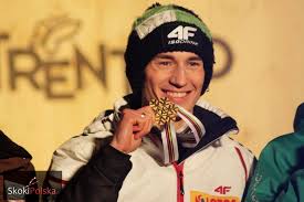 W konkursie stoch oddał dwa najdłuższe skoki w obu seriach (105,5 m oraz 103,5 m) i wyprzedził drugiego petera prevca o 12,7 pkt. Podroz Przez Polskie Medale Na Mistrzostwach Swiata Czyli Malysz Stoch Kubacki I Inni Skokipolska Pl