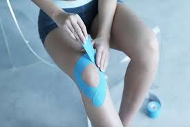 Die beiden enden ohne stretch zur seite auslaufen lassen. Kinesio Tape Anleitung So Klebst Du Den Schmerz Einfach Weg