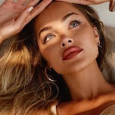 Jenna Watts's Instagram, Twitter & Facebook