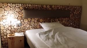Design bett polster eiche trüffel weiß crabira. Baumscheiben Als Wandgestaltung Einer Bettruckwand