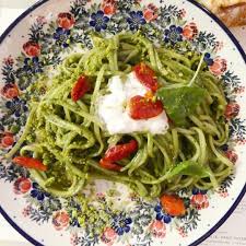 Des Spaghettis Al Dente Un Pesto Au Bon Gout De Basilic Une Pointe De Pistache De La Buratta Bien Cremeuse Et Du Parmesan A Tomber Et Oui Ce Sont Les Fam