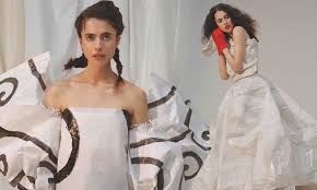Firstly, i had no idea margaret qualley, who plays justin theroux and amy brenneman's daughter on hbo's the leftovers, was a trained ballerina. Margaret Qualley Dazzles In Quirky Couture Gowns Made From Recycled Paper Daily Mail Online