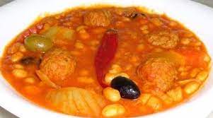 Dans une casserole, mettre le filet d'huile d'olive, les gousses d'ail épluchées, le concentré de tomate, les épices et faire revenir. Recette Loubia Tunisienne Sauce Aux Haricots Blancs Tunisie