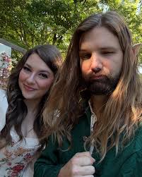 Little did Tammy know that Fey Fey would soon leave him for a winged beast.  😭🎻 @always.bookd #acotar