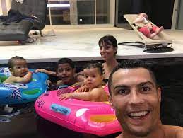 Manchester united won the league and the champions league, and ronaldo won his first of five ballon d'ors. Cristiano Ronaldo Susses Foto Mit Seinen Vier Kindern