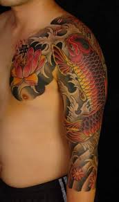 Tatuaje de flor de loto y pez koi con fuertes colores. Tatuajes De Flores Formas Y Estilos Llenos De Color