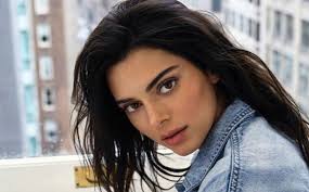 ▷ KENDALL JENNER:Marca y esmaltes de uñas