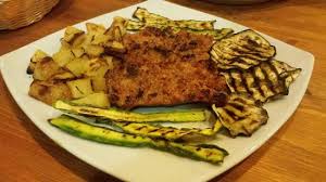 Su una grande teglia da forno bordata, unire patate, cipolla, peperone, rosmarino e olio; Piatto Con Salsiccia Patate Al Forno E Verdure Grigliate Picture Of Fuori Le Mura Fondi Tripadvisor