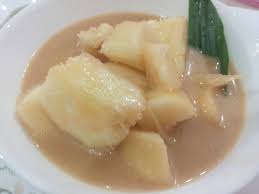 Ketupat ada disebut dalam hikayat indraputra bertarikh 1700, tetapi kisahnya wujud secara lisan sebelum tarikh tersebut. Resepi Sedapzaini Pengat Ubi Kayu