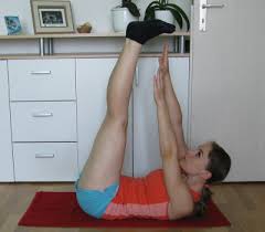 Thus utthita hasta pada angusth asana in other words simply means the stretching of the leg while holding the toe with your hand. Zehenspitzen Bauchpresse Toe Touch Crunch Anleitung Ausfuhrung