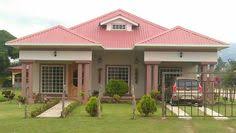 El ejemplo perfecto es esta fachada donde la madera de su contorno y el rojizo de su teja se torna eficaces en estructura y apariencia. Casa Con Corredores