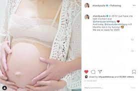 Kerap olahraga hingga tubuh langsing saat ia hamil memang jadi hal yang kerap diperbincangkan. Sebentar Lagi Melahirkan 5 Potret Kece Shandy Aulia Pamer Baby Bump Matamata Com