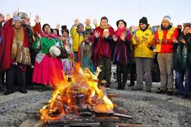 Un acontecimiento que reúne tradiciones, culturas y la cosmovisión de los pueblos indígenas andinos que se niegan a morir. Ano Nuevo Aymara Bolivia Amino