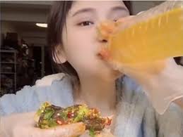 Influenciadora que devorava comida em frente às câmeras morre aos 24 anos