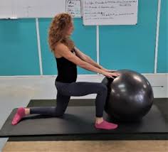 Effectuer Ses Etirements Du Bas Du Corps Avec Swiss Ball Lepape Info Pour cet exercice, vous devez être allongé sur une surface surélevée, comme un banc ou un lit par exemple. swiss ball