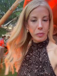 Un look para la boda de mi amiga 🤎, Elegí un vestido marrón largo con  lentejuelas y algo transparente (que no esperaba que fuera así) sí lo  compré online en ZARA. Amo el cuello halter🤎, El casamiento ...