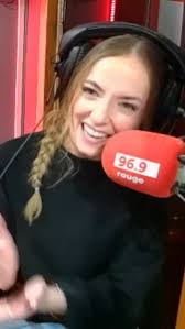 Pour rendre le plus bel hommage à Sara, Jérôme a même poussé la  chansonnette ! 🎶🤗 #saradepaduwa #jeromedewarzee #le89 #vivacité #rtbf