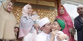 Sekarang ini telah berkembang pesat menjadi salah satu. Momen Haru Ustaz Slomed Lepas Kepergian Sang Anak Ke Pesantren Merdeka Com
